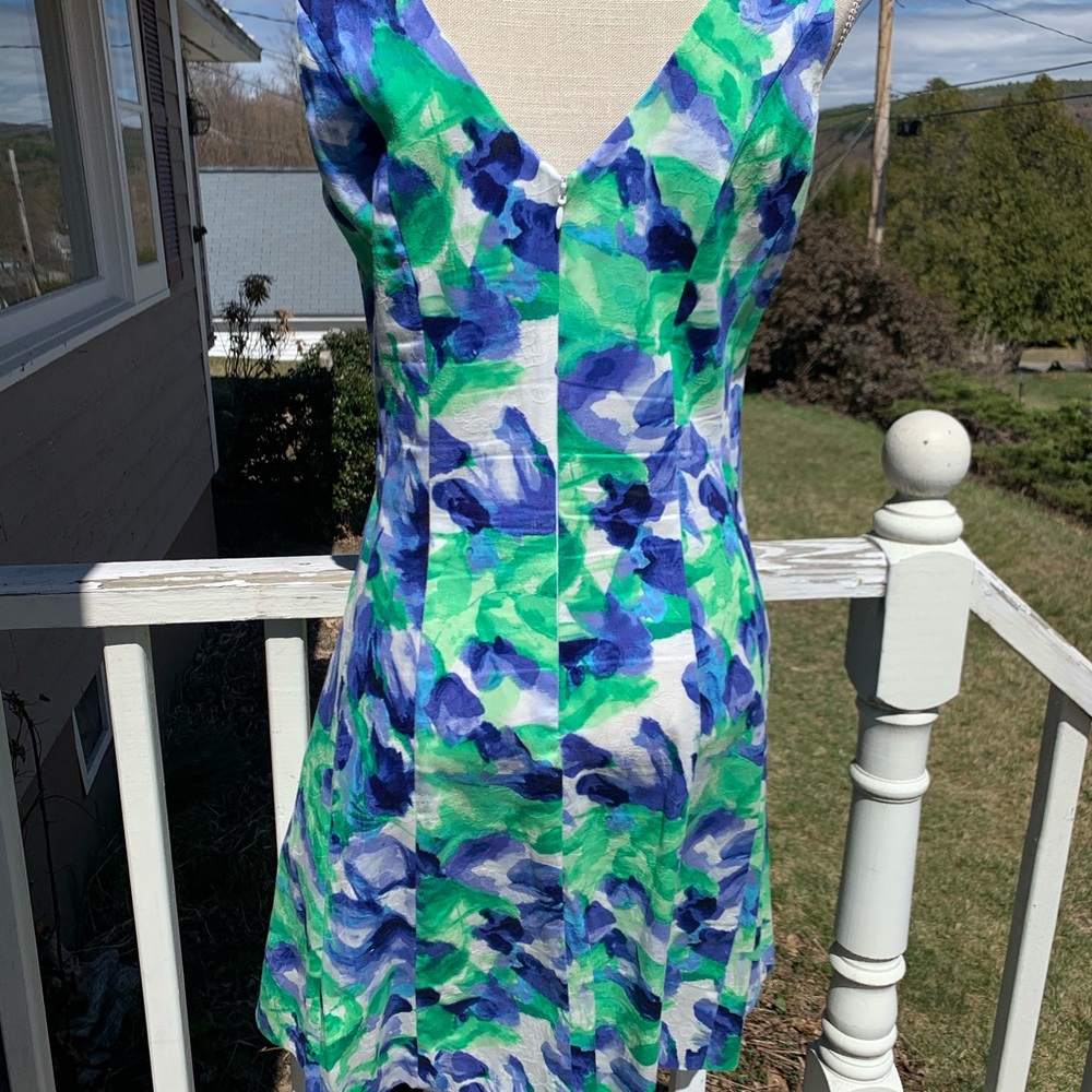 Chaps Sleeveless summer dress Size 10
V neck front and back Blues, Greens, White - Picture 3 of 11